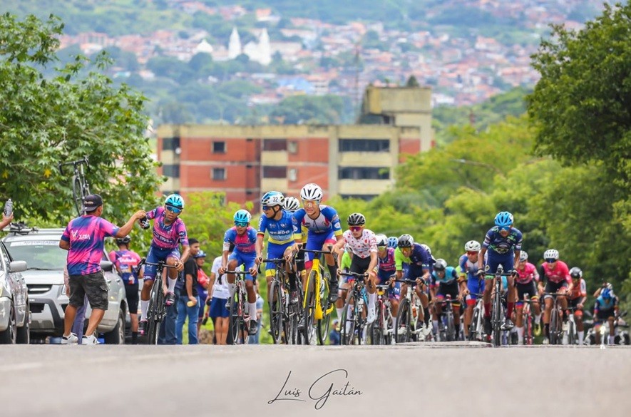 Edward Ayala repite en la vuelta de la juventud