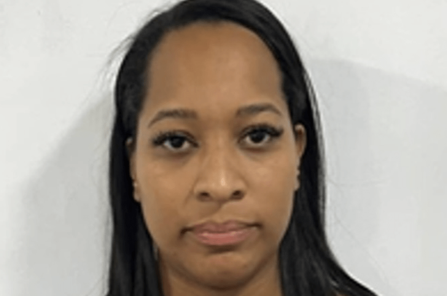 Le partió la cabeza a su papá con una puerta de hierro