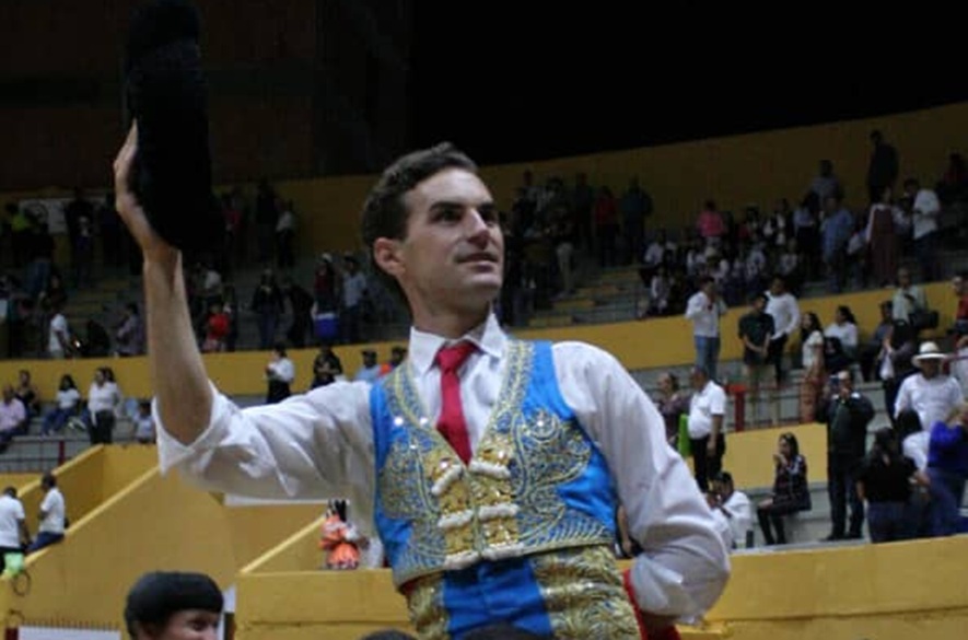 Fernando Adrián triunfa en Tovar en la corrida de cierre