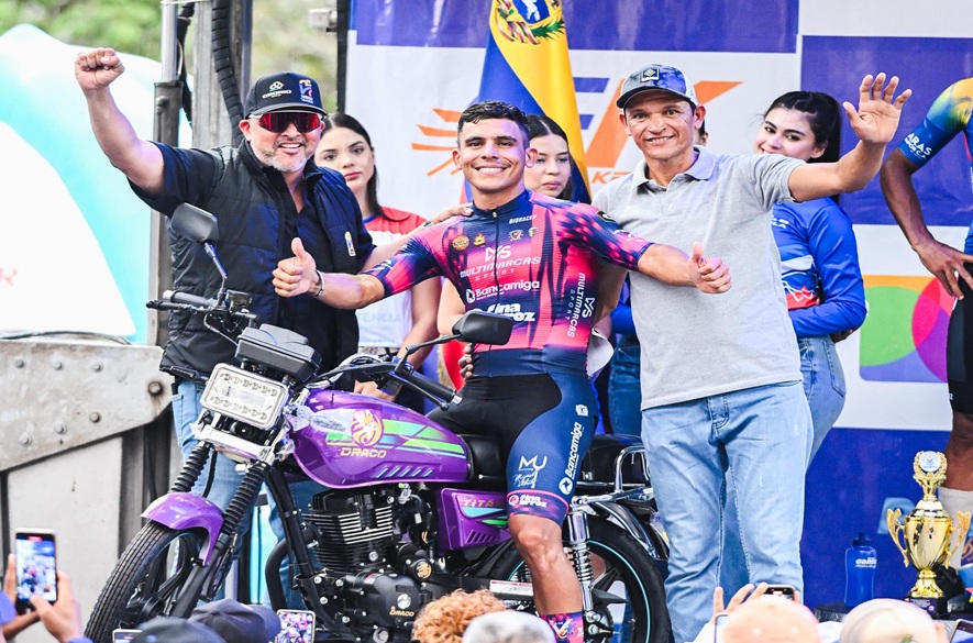 Luis Gómez levanta los brazos en San Felipe