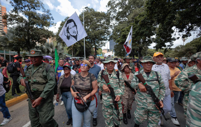 Milicia se prepara para el combate