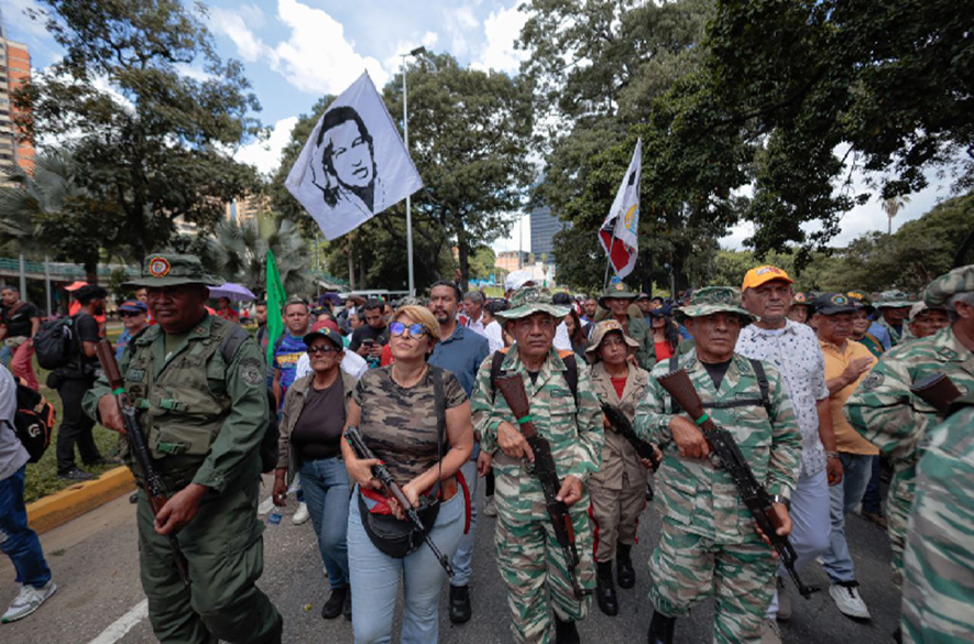 Milicia se prepara para el combate