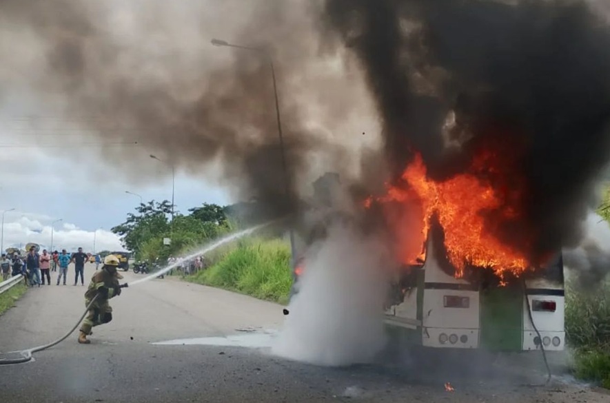Incendio de autobús en la autopista perimetral de Rubio
