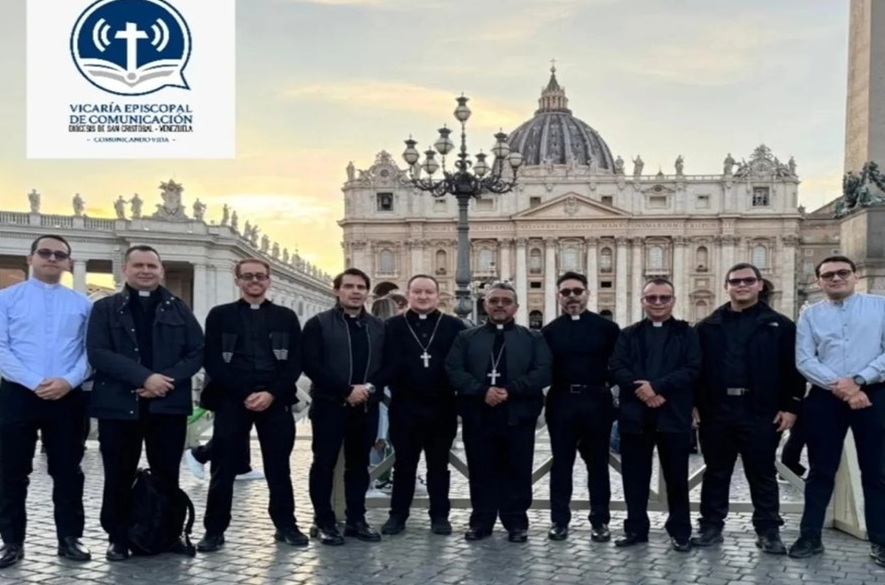 Mons. Lisandro Rivas y sacerdotes tachirenses llegan al Vaticano