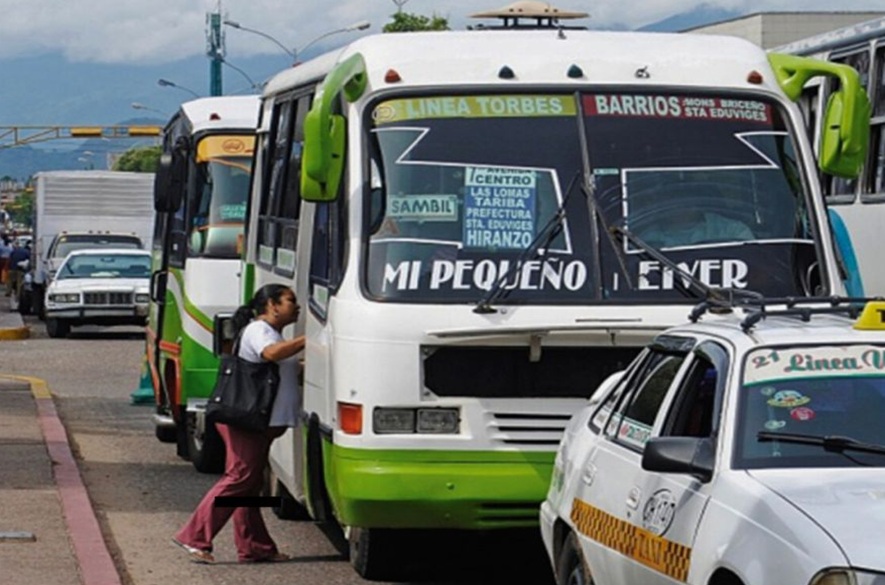 Denuncian aumento del pasaje a 100 Bs Sin gaceta oficial