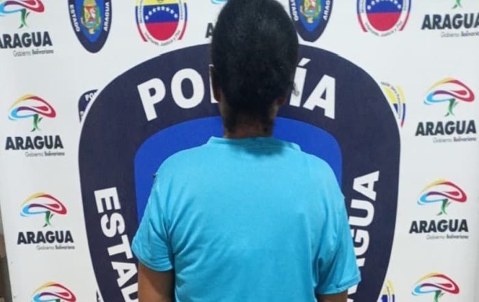 Le corto la cara a su hija con una hojilla