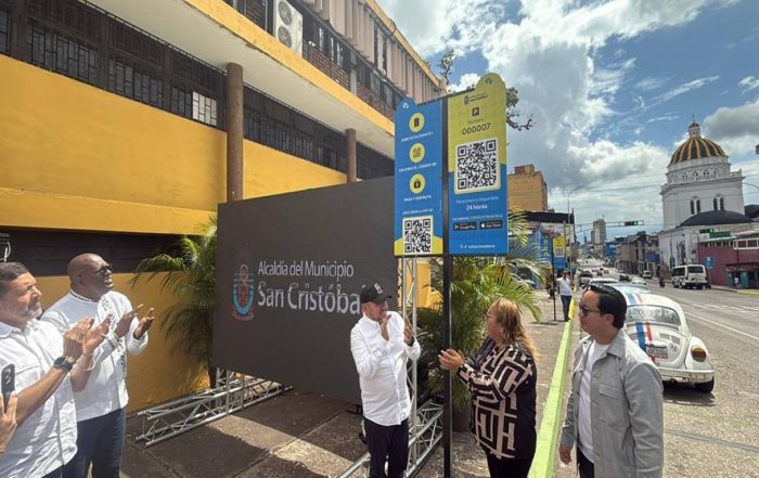 Advierten sobre multas en euros por estacionar en zonas prohibidas en San Cristóbal