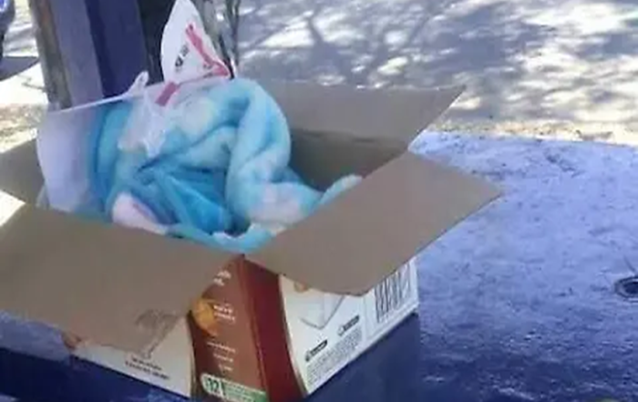 Abandona a una bebe en un campo de futbolAbandona a una bebe en un campo de futbol