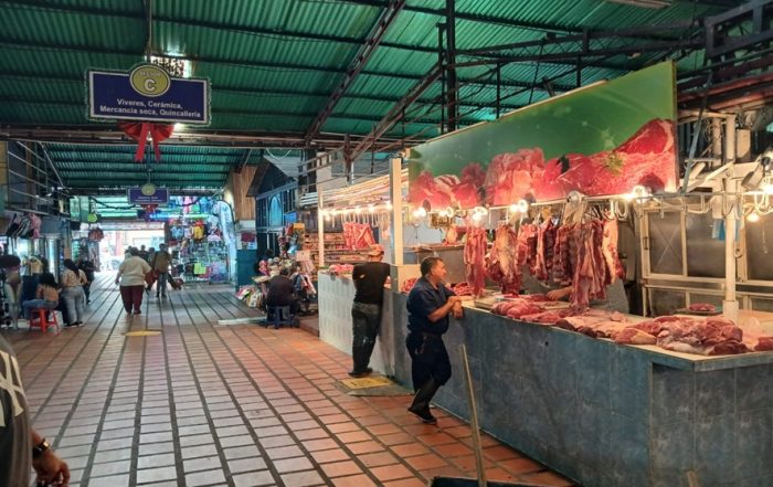 Comerciantes esperan por compradores navideños