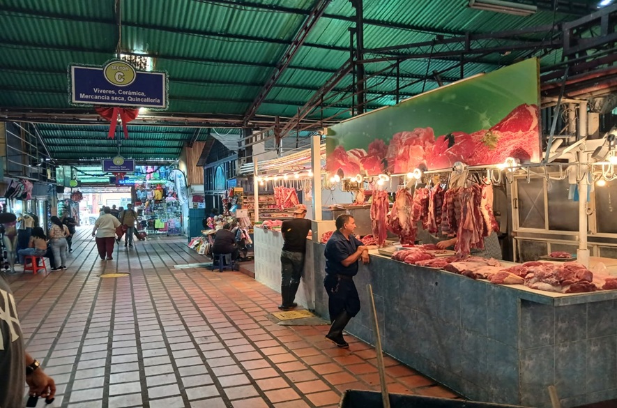 Comerciantes esperan por compradores navideños