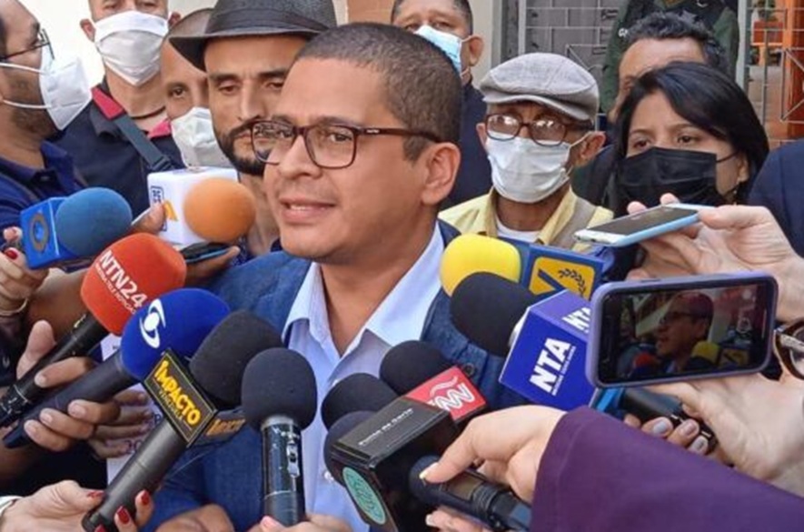 Denuncian detención del politólogo Nicmer Evans