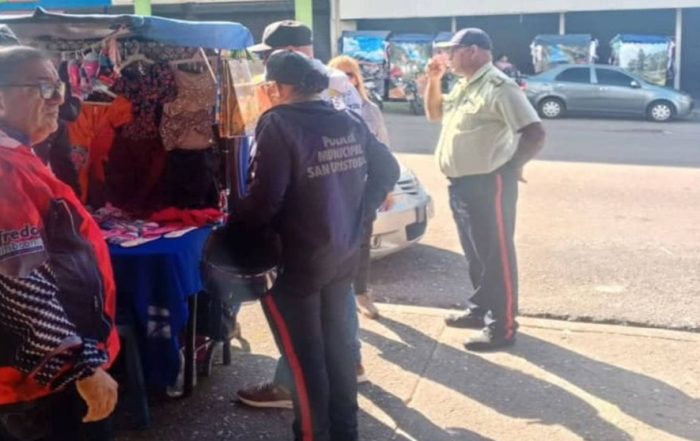 Desalojan a vendedores informales en el centro de San Cristóbal