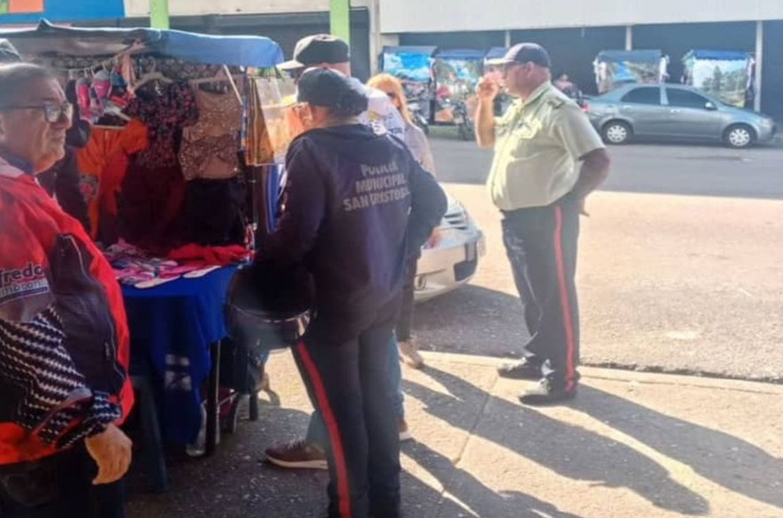 Desalojan a vendedores informales en el centro de San Cristóbal