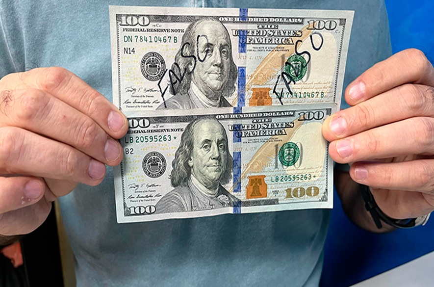 Detenido por cargar dólares falsos