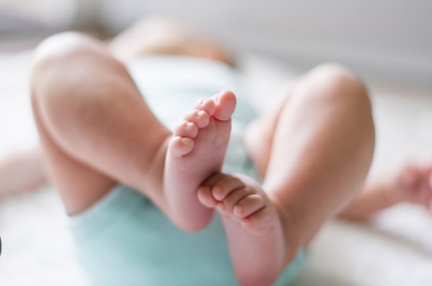 Rescatan un recien nacido abandonado en un basurero