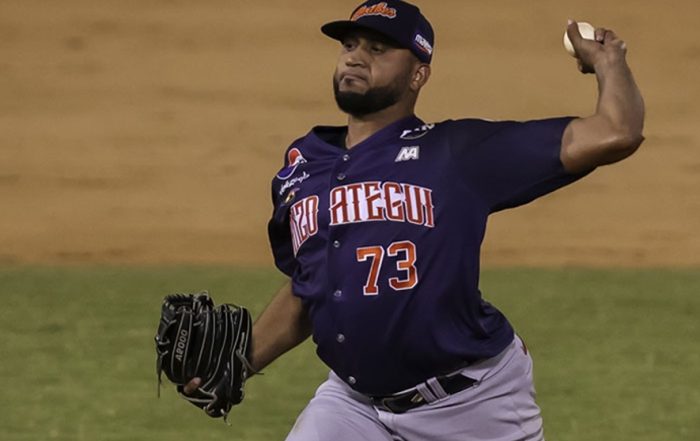 Caribes de Anzoátegui ganó el tercero de la final de la LVBP La acción del calendario continúa este sábado 31 de enero en el Estadio José Bernardo Pérez de Valencia; el cuarto choque entre la Tribu y la Nave será a las 7:00 de la noche. La gran final de la temporada 2025-2026 garantizó un quinto juego, lo que significa más emociones para los fanáticos de la LVBP. En la noche de este jueves, Caribes de Anzoátegui derrotó 9-7 a los Navegantes del Magallanes en el Estadio José Bernardo Pérez de Valencia. Tras tres innings en blanco, la "Nave" inauguró la pizarra en la baja del cuarto episodio. Tucupita Marcano destacó con un doble productor de dos carreras y, minutos después, anotó la tercera tras un sencillo de Wilfredo Tovar. Sin embargo, los orientales respondieron de inmediato con un productivo quinto inning de seis rayitas. El rally fue posible gracias a un doble de Antonio Piñero, sencillos de Romer Cuadrado y Carlos Mendoza, y un cuadrangular de dos carreras de Hernán Pérez. El "toma y dame" continuó en el sexto con una impulsada de Aldrem Corredor mediante elevado de sacrificio. Poco después, los filibusteros recortaron distancias con un enorme vuelacercas de Leandro Cedeño con un compañero en base. En el octavo, Corredor empujó dos más con un doblete para dar tranquilidad a la "Tribu". Pero, cuando solo faltaba un out en el noveno, Cedeño volvió a castigar el pitcheo con otro jonrón de dos carreras, cerrando el compromiso con una alta dosis de drama. Con este resultado, Caribes de Anzoátegui conquistó su primera victoria de la serie y aseguró el regreso a Valencia para un quinto juego el próximo domingo. Cabe recordar que el cuarto choque de la Gran Final se disputará este sábado 31 de enero. Fuente: Meridiano