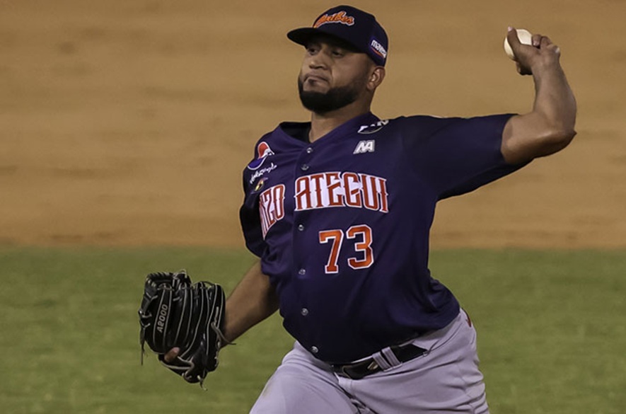 Caribes de Anzoátegui ganó el tercero de la final de la LVBPLa acción del calendario continúa este sábado 31 de enero en el Estadio José Bernardo Pérez de Valencia; el cuarto choque entre la Tribu y la Nave será a las 7:00 de la noche.
La gran final de la temporada 2025-2026 garantizó un quinto juego, lo que significa más emociones para los fanáticos de la LVBP. En la noche de este jueves, Caribes de Anzoátegui derrotó 9-7 a los Navegantes del Magallanes en el Estadio José Bernardo Pérez de Valencia.
Tras tres innings en blanco, la "Nave" inauguró la pizarra en la baja del cuarto episodio. Tucupita Marcano destacó con un doble productor de dos carreras y, minutos después, anotó la tercera tras un sencillo de Wilfredo Tovar.
Sin embargo, los orientales respondieron de inmediato con un productivo quinto inning de seis rayitas. El rally fue posible gracias a un doble de Antonio Piñero, sencillos de Romer Cuadrado y Carlos Mendoza, y un cuadrangular de dos carreras de Hernán Pérez.
El "toma y dame" continuó en el sexto con una impulsada de Aldrem Corredor mediante elevado de sacrificio. Poco después, los filibusteros recortaron distancias con un enorme vuelacercas de Leandro Cedeño con un compañero en base.
En el octavo, Corredor empujó dos más con un doblete para dar tranquilidad a la "Tribu". Pero, cuando solo faltaba un out en el noveno, Cedeño volvió a castigar el pitcheo con otro jonrón de dos carreras, cerrando el compromiso con una alta dosis de drama.
Con este resultado, Caribes de Anzoátegui conquistó su primera victoria de la serie y aseguró el regreso a Valencia para un quinto juego el próximo domingo. Cabe recordar que el cuarto choque de la Gran Final se disputará este sábado 31 de enero.
Fuente: Meridiano
