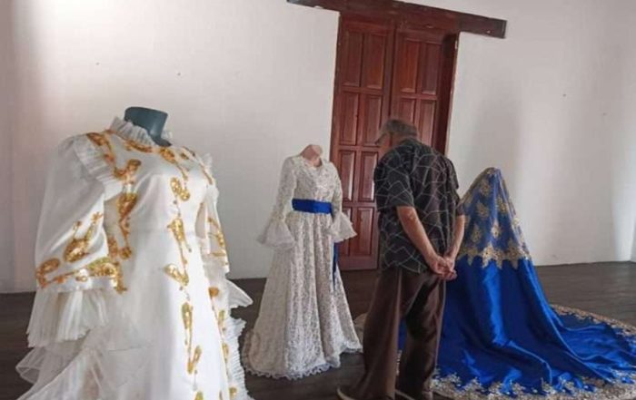 Conoce los vestidos de la virgen de la Paz
