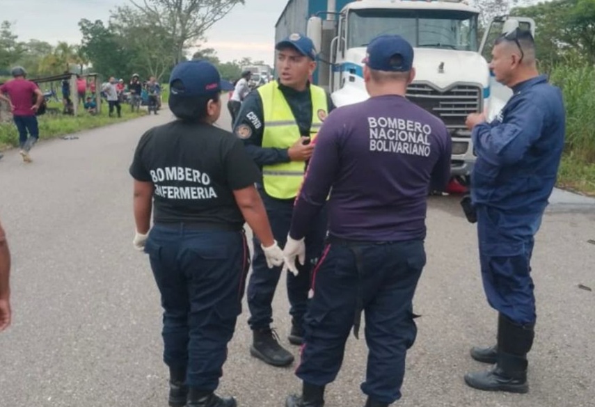 Dos menores de edad fallecieron tras choque entre gandola y moto en la Recta de Ayarí