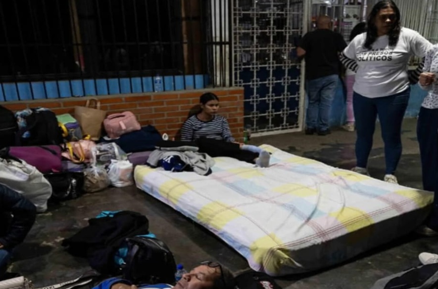 Familiares de presos políticos continúan en vigilia