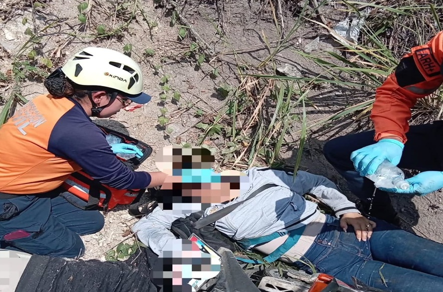 Mujer muere al estrellarse en su moto
