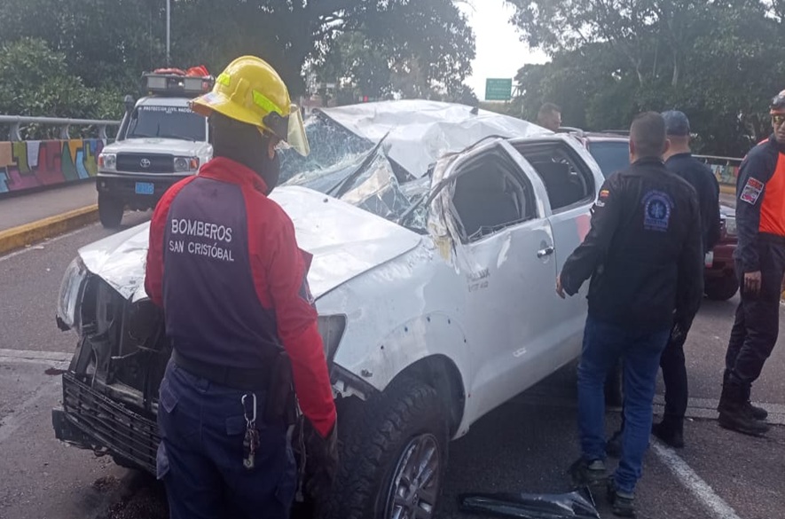 Volcó camioneta en el viaducto nuevo