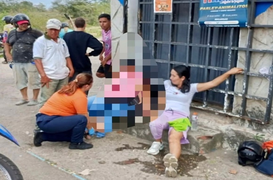 Cuatro lesionados por choque entre dos motos y arrollamiento en El Valle