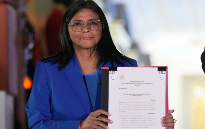Delcy Rodríguez firma la ley de Amnistía