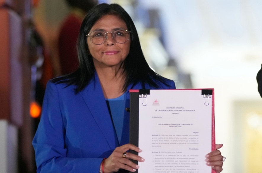 Delcy Rodríguez firma la ley de Amnistía