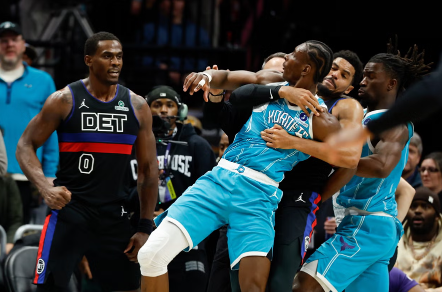 NBA suspende jugadores por pelea entre Detroit y Charlotte