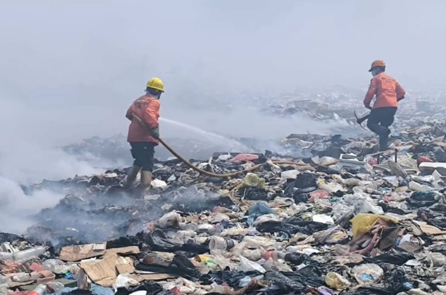 Continúan labores para controlar incendio en vertedero de san Josecito