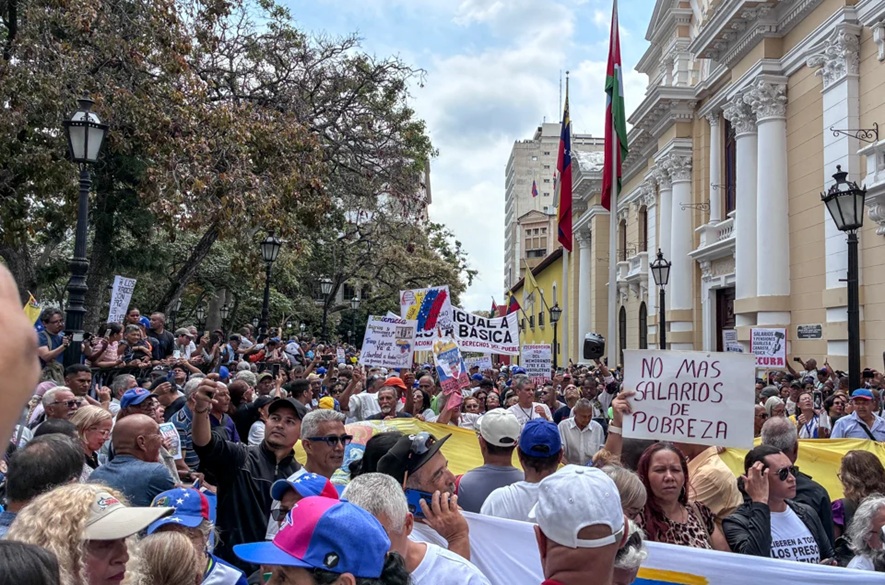 Marcha por el salario justo rompió cordón policial