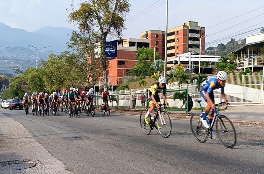 Rafael Campos conquista el Circuito en San Cristóbal y es líder del Tour Andino