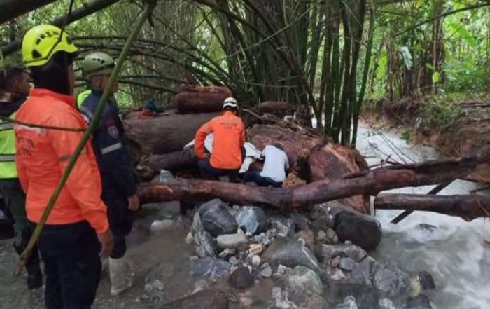 Rio crecido se lleva dos personas