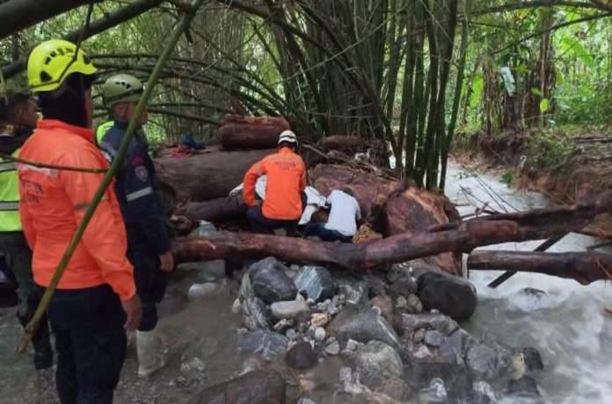 Rio crecido se lleva dos personas