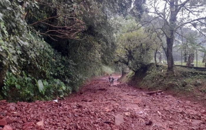 Sin paso hacia el Chorro El Indio por deslizamientos de tierra