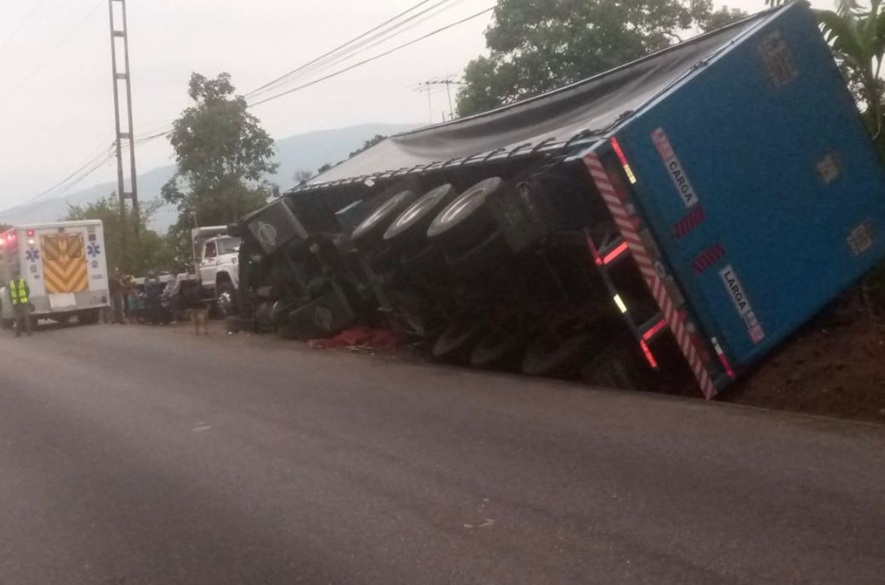 Una gandola se volcó cerca de Cementos Táchira