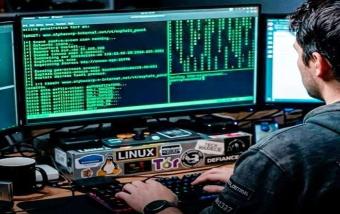 Vendía fotos porno de su esposa