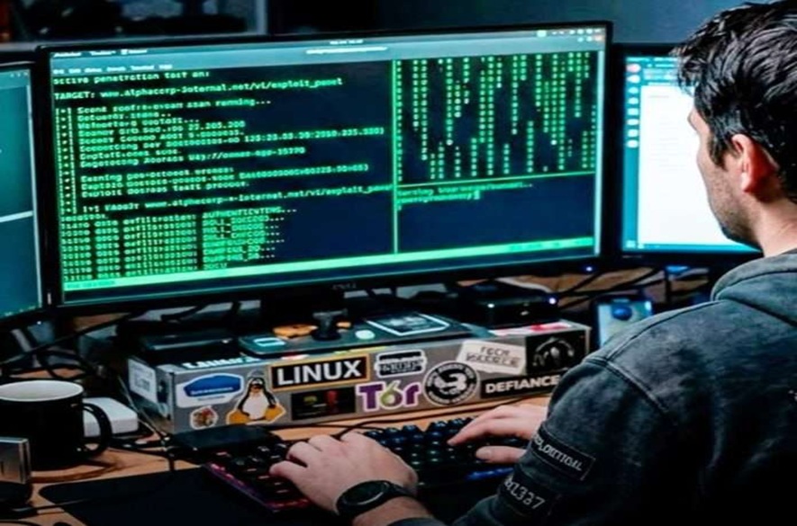 Vendía fotos porno de su esposa