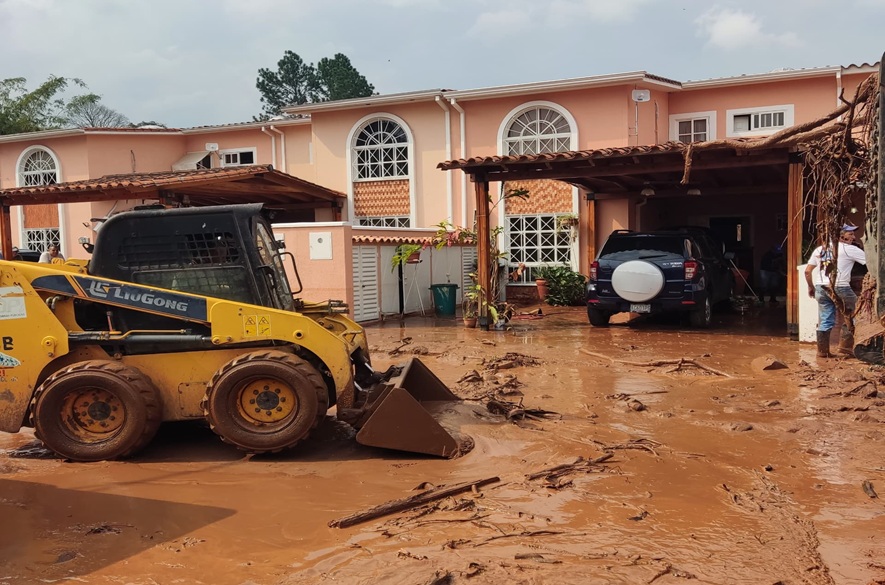 Atienden rotura de tubería en Las Vegas de Tariba