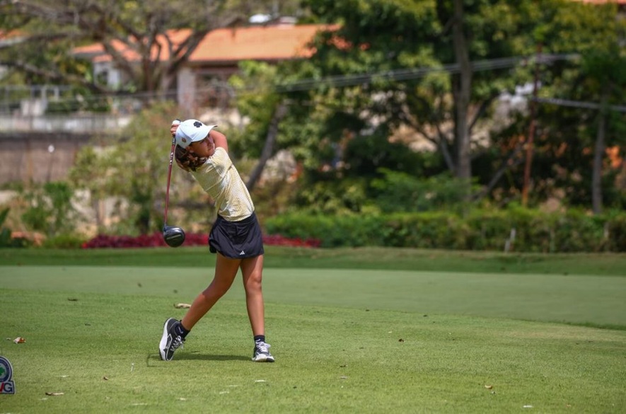 Delegación venezolana de golf infantil se baña en Oro
