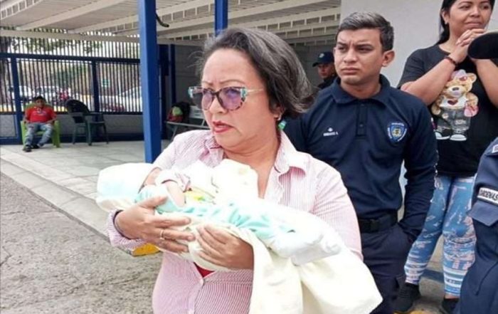 Hallan bebe recién nacida abandonada en la calle