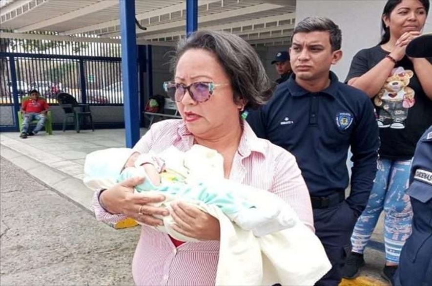 Hallan bebe recién nacida abandonada en la calle
