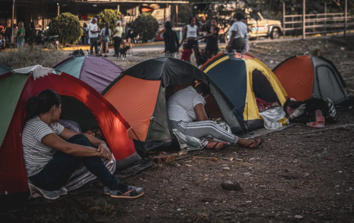 Madres  de presos políticos cumplen 100 días acampando frente a la cárcel del Rodeo I
