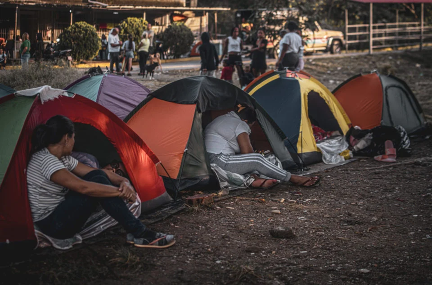 Madres  de presos políticos cumplen 100 días acampando frente a la cárcel del Rodeo I