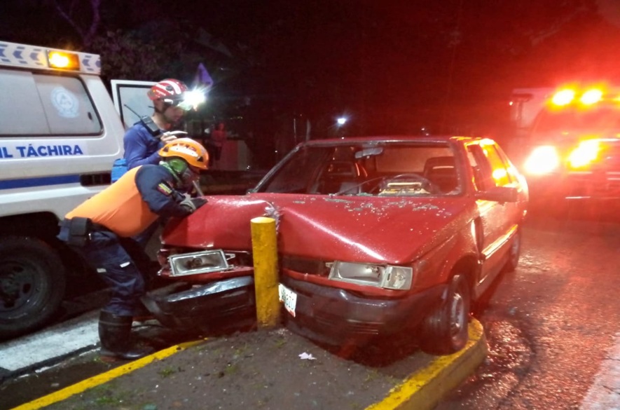 Táchira: Un lesionado tras choque de vehículo contra objeto fijo