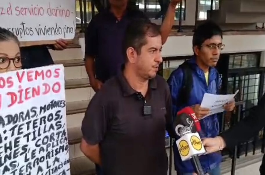 Ciudadanos protestan ante defensoría del pueblo por fallas de electricidad