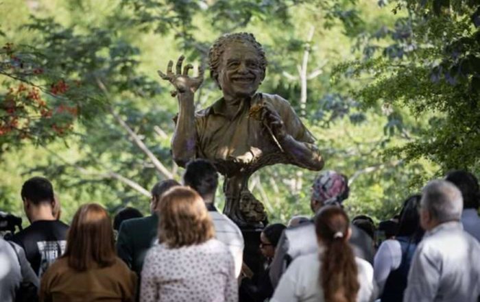 Develan escultura de Gabriel García Márquez