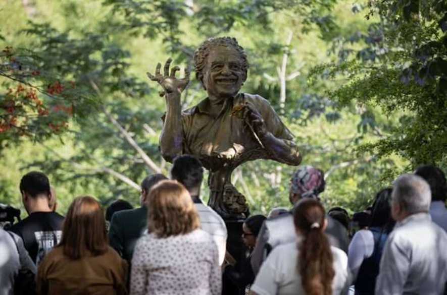 Develan escultura de Gabriel García Márquez