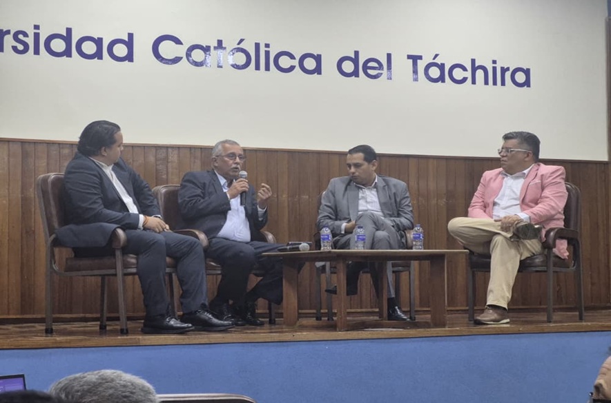 Gremios, academia y gobierno unidos en foro para la Reforma Tributaria